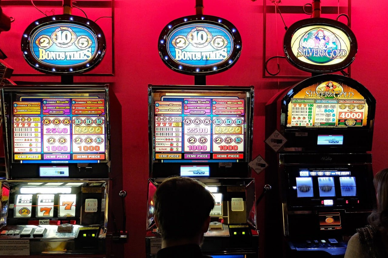 Màn hình điện thoại hiển thị giao diện chọn game slot phong phú của mafioso